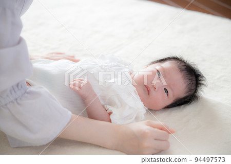 家庭媽媽和寶寶 94497573