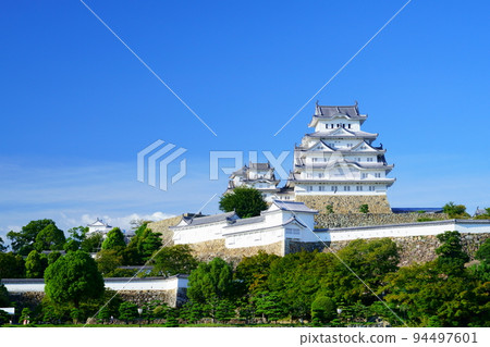 Autumn sky and Himeji Castle in early autumn Autumn sky and Himeji Castle in early autumn 94497601