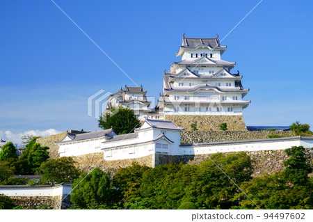 Autumn sky and Himeji Castle in early autumn Autumn sky and Himeji Castle in early autumn 94497602