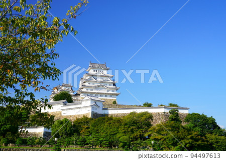 Autumn sky and Himeji Castle in early autumn 94497613