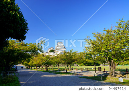 Autumn sky and Himeji Castle in early autumn 94497614