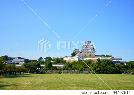 Autumn sky in early autumn and Himeji Castle Sannomaru Square 94497615