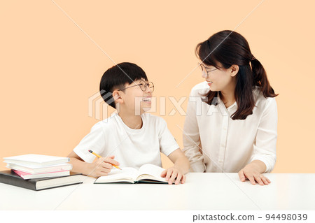 Happy learning time Children who study with a teacher or mother smiling brightly and having fun Happy learning time Children who study with a teacher or mother smiling brightly and having fun 94498039