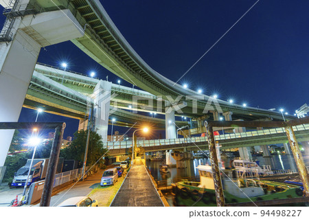 天保山路口和碼頭,擁有巨大的環路,夜景 天保山路口和碼頭,擁有巨大的環路,夜景 94498227