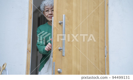 Senior woman who locks the house (entrance/key) Senior woman who locks the house (entrance/key) 94499131