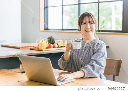 Japanese woman teleworking at home (side job) Japanese woman teleworking at home (side job) 94499237