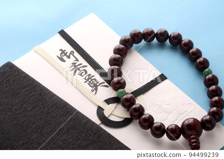 A gift bag and prayer beads wrapped in fukusa Image of funeral expenses 17 A gift bag and prayer beads wrapped in fukusa Image of funeral expenses 17 94499239