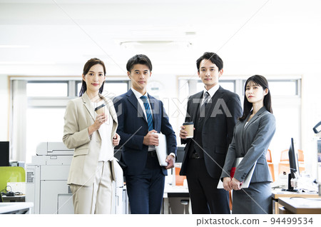 商務辦公合影看鏡頭4男女 商務辦公合影看鏡頭4男女 94499534