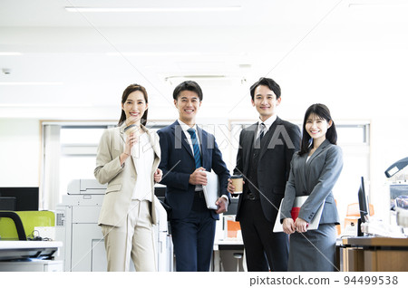 商務辦公合影看鏡頭 4 男女微笑 94499538