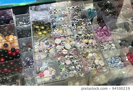 商店裡排列著五顏六色的按鈕 94500219