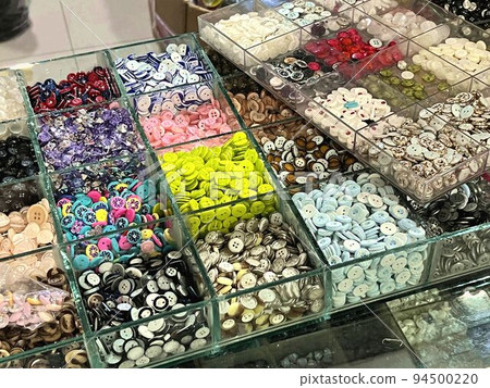 商店裡排列著五顏六色的按鈕 商店裡排列著五顏六色的按鈕 94500220