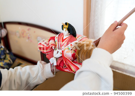 把娃娃收起來。 94500399