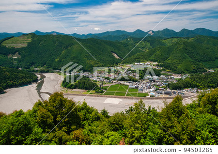 A view of the former shrine site (Oyunohara) from Nanakoshi Peak [Hongu-cho, Tanabe City, Wakayama Prefecture] 94501285