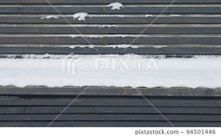 Wooden empty bench in a winter park covered with fresh white snow in a city park. Wooden empty bench in a winter park covered with fresh white snow in a city park. 94501446