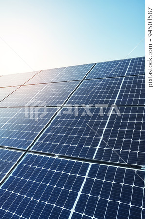 Picture of photovoltaic modules against the sun. 94501587
