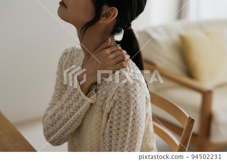 感覺肩膀僵硬的女人的形象 94502231