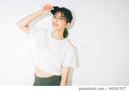 穿著運動服的年輕女子 穿著運動服的年輕女子 94502357