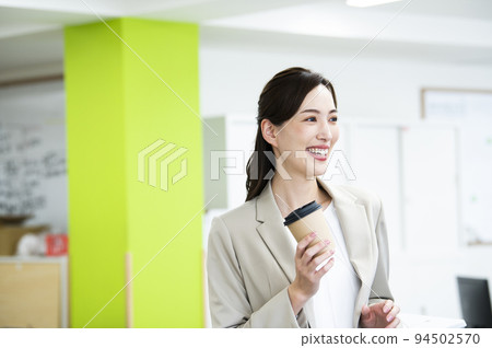 辦公室女人說話休息微笑杯 94502570