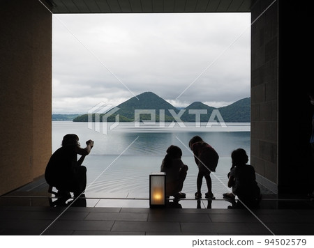 孩子們在背景中與中島合影留念 孩子們在背景中與中島合影留念 94502579