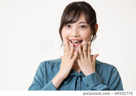 驚訝的女商人，白色背景 94502770