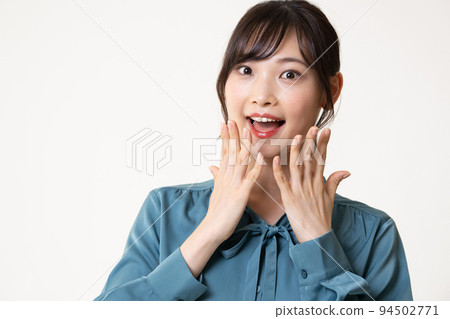 驚訝的女商人,白色背景 驚訝的女商人,白色背景 94502771