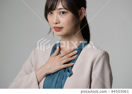 身體狀況不佳和胸痛的女商人 身體狀況不佳和胸痛的女商人 94503061