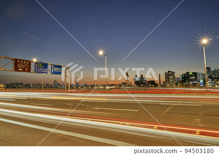 Street lights, road signs, cars, Seogang Bridge, Mapo-gu, Seoul Street lights, road signs, cars, Seogang Bridge, Mapo-gu, Seoul 94503180