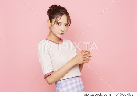 運動時尚年輕女子的粉紅色背景肖像 運動時尚年輕女子的粉紅色背景肖像 94503492