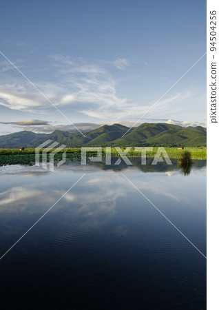 天空倒映在茵萊湖 94504256