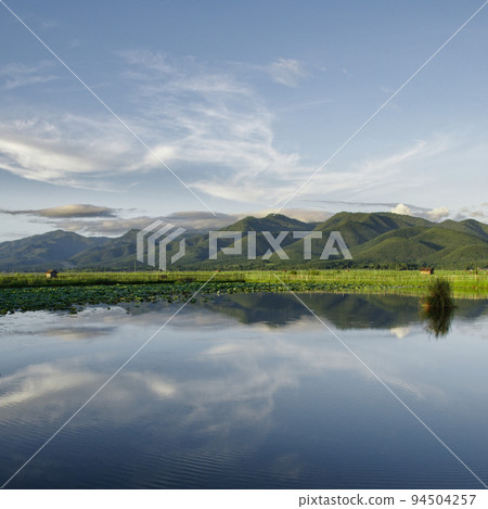天空倒映在茵萊湖 94504257