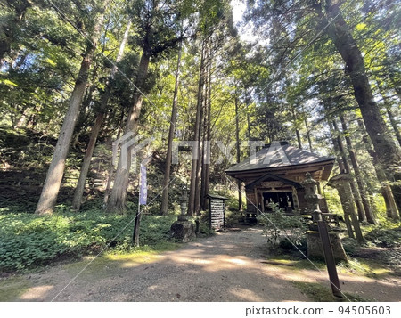 Dakigaeri Shrine at the entrance of Dakigaeri Gorge 94505603