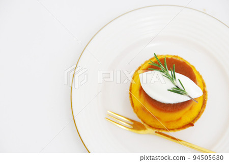 Pumpkin pudding tartlet on a white plate 94505680