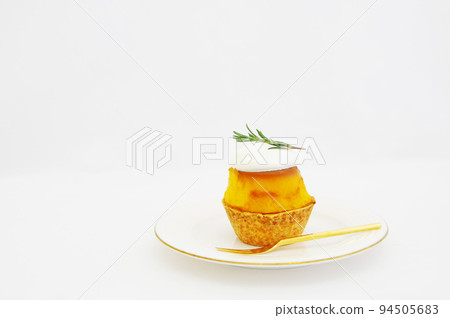 白盤上的南瓜布丁撻 94505683