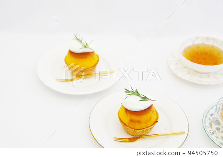 白盤上的南瓜布丁撻 白盤上的南瓜布丁撻 94505750