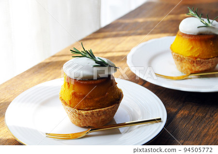 白盤上的南瓜布丁撻 94505772