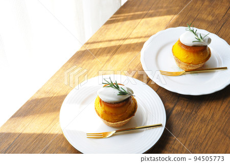 Pumpkin pudding tartlet on a white plate 94505773