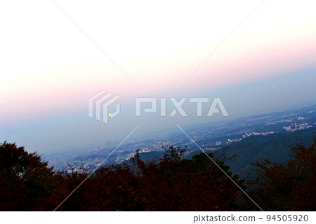 [東京]秋天的高尾山 從纜車高尾山站附近看城市和月亮 94505920