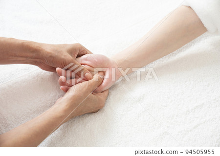 The hand of an esthetician who does a hand massage 94505955