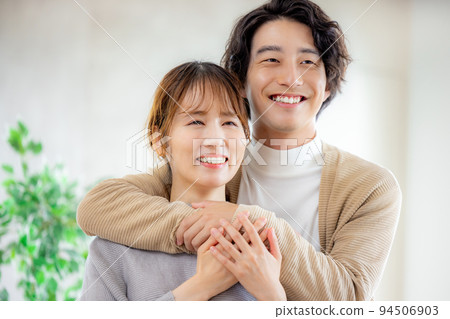 擁抱微笑的年輕夫婦 94506903