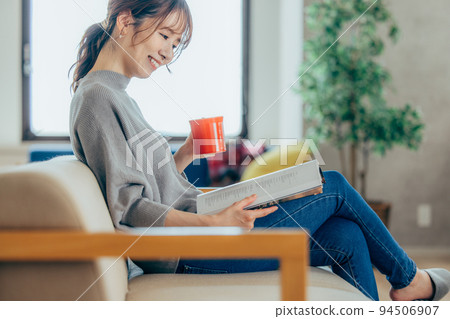 一位女士在客廳裡讀書 94506907