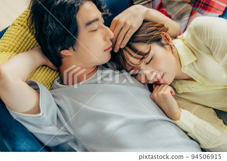 在客廳裡放鬆的情侶 94506915