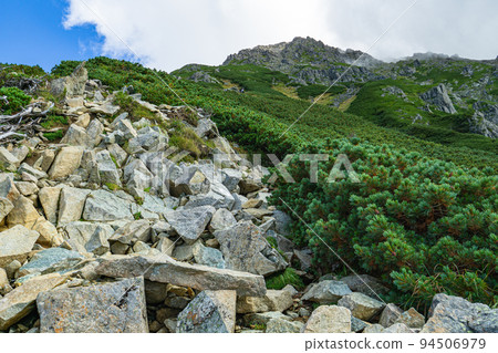 從北阿爾卑斯山前穗高山的新藤壽太郎廣場仰望君子平 94506979