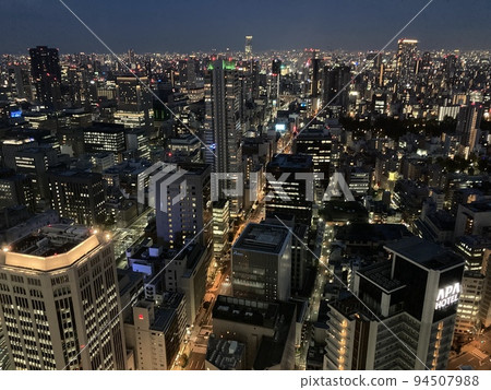 從大阪康萊德酒店看到的摩天大樓夜景 94507988