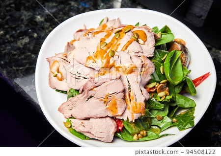 Salad with veal, spinach, vegetables and pumpkin seeds 94508122
