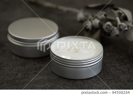 Moisturizing cream in a simple aluminum jar 94508284