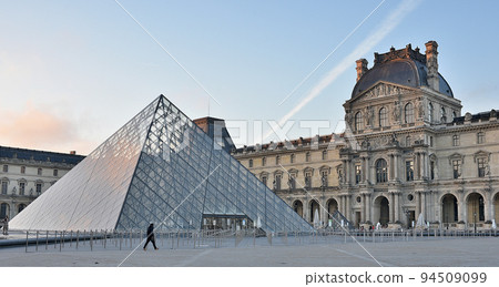 The Louvre in the early morning without tourists 94509099
