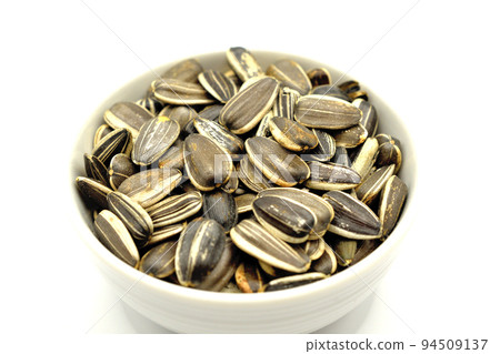 小盤子裡的葵花籽 小盤子裡的葵花籽 94509137