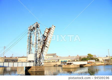 Scenery of Yokkaichi City, a rare movable railway bridge (Suehiro Bridge) Scenery of Yokkaichi City, a rare movable railway bridge (Suehiro Bridge) 94509196