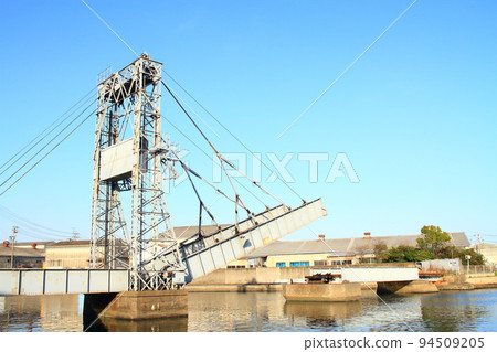 Scenery of Yokkaichi City, a rare movable railway bridge (Suehiro Bridge) 94509205