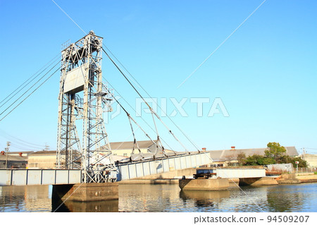 Scenery of Yokkaichi City, a rare movable railway bridge (Suehiro Bridge) Scenery of Yokkaichi City, a rare movable railway bridge (Suehiro Bridge) 94509207